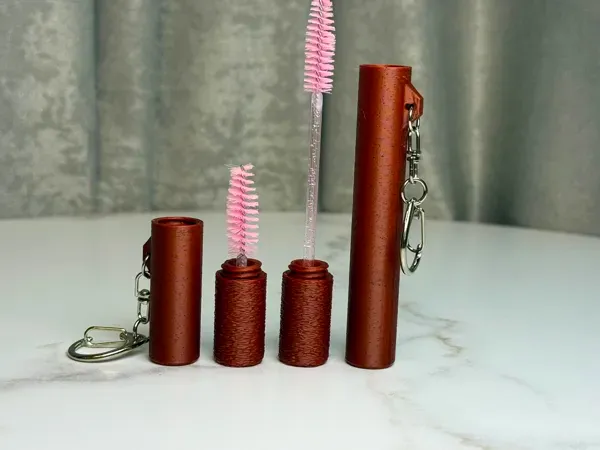 Llavero: Lash & Brow Brush Holder – Travel Case & Keychain. Referencia del modelo original.