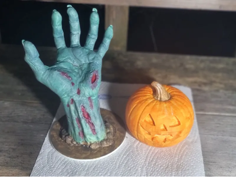 Zombiehand mit Kürbis