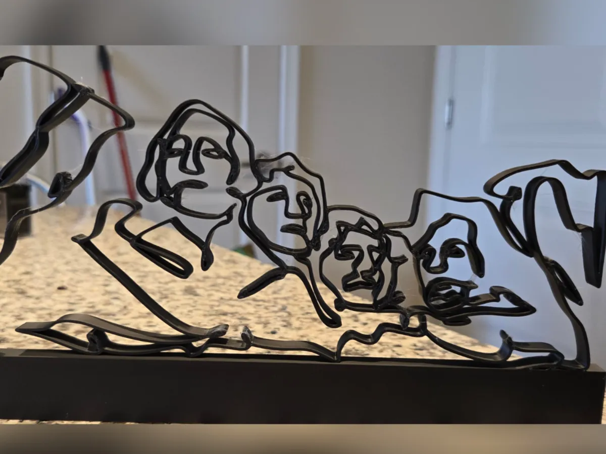 Mount Rushmore stylisé avec socle