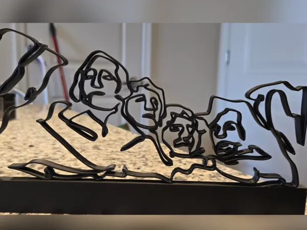 Mount Rushmore stylisé avec socle