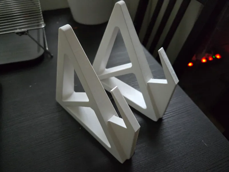 Thin laptop stand