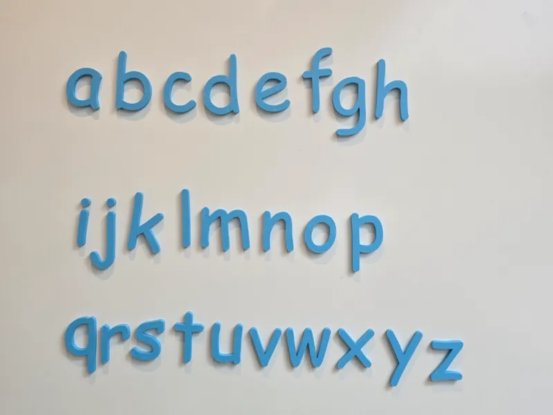 Magnetisch aflfabet in Cosmic Sans letterschrift