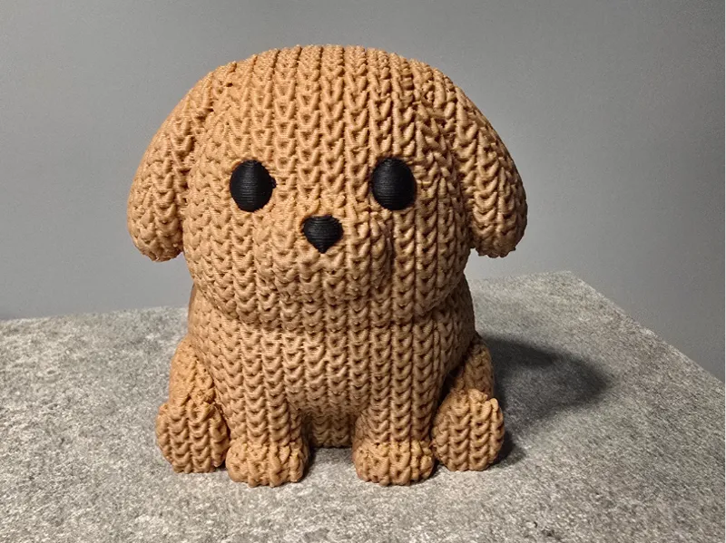 Pummeliger Hund im Strick Look