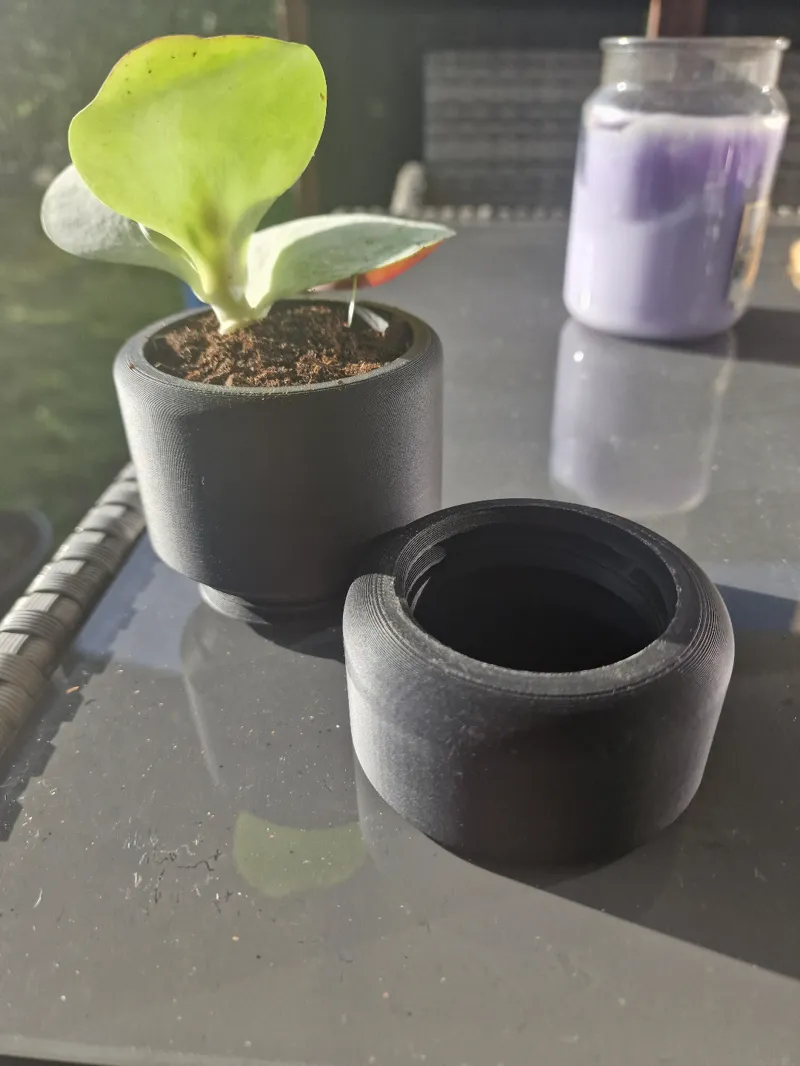 Vase plant with Hidden drip Tray