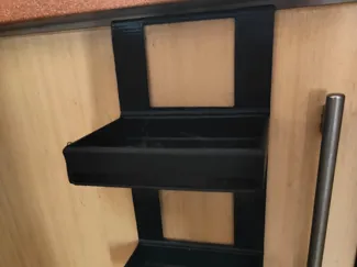 Colgador esponja en puerta de mueble de cocina 2cm