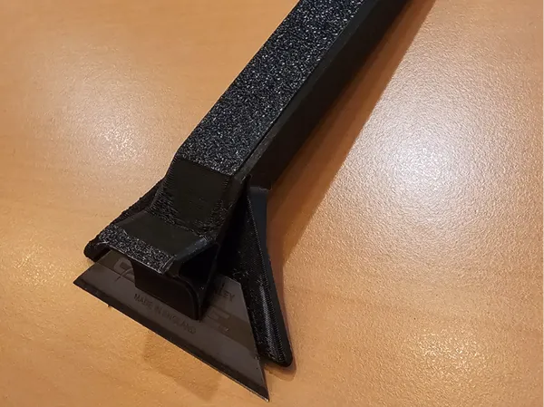 Grattoir à peinture pour vitres