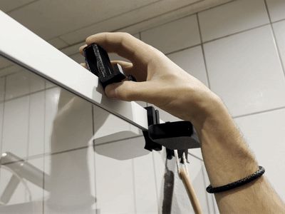 Clip holder for razor