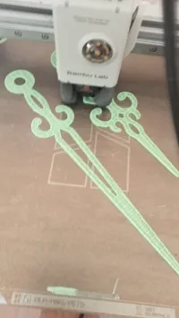 0.4 mm , 52 minutos de impresión . se puede escalar