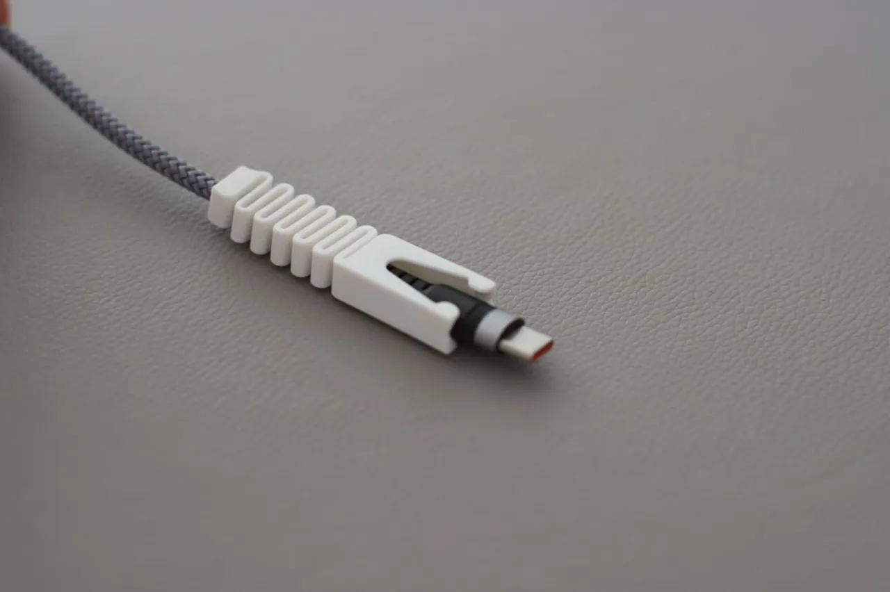 USB-C universal cable saver view 4