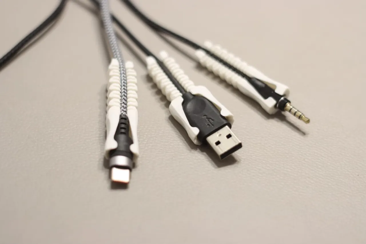 USB-C universal cable saver view 2