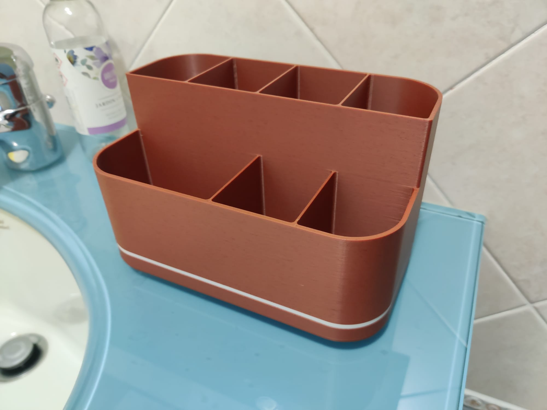 Simple bathroom organizer