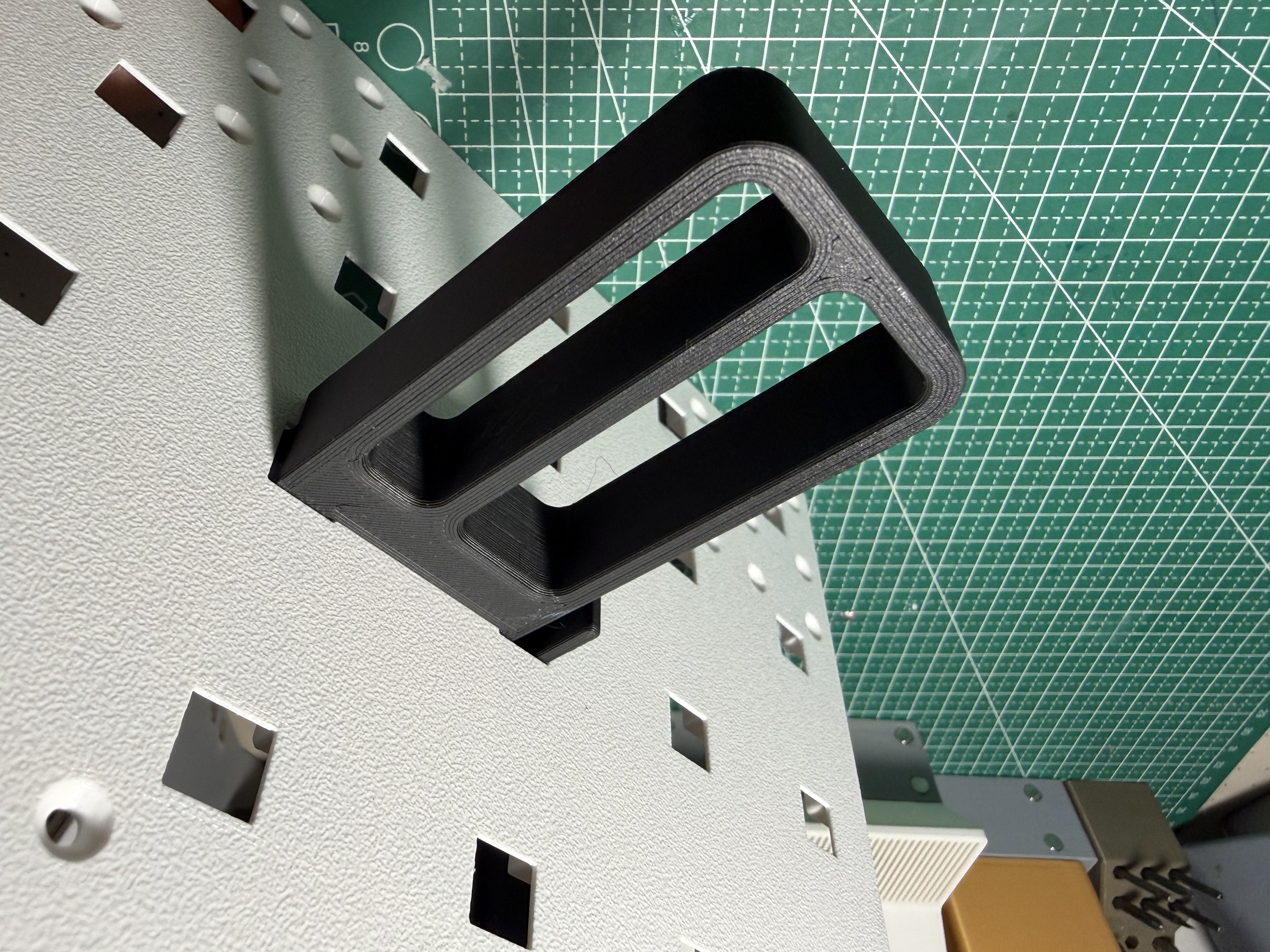 Miniatura 3 do modelo 3D 方孔洞洞板可调钳子架