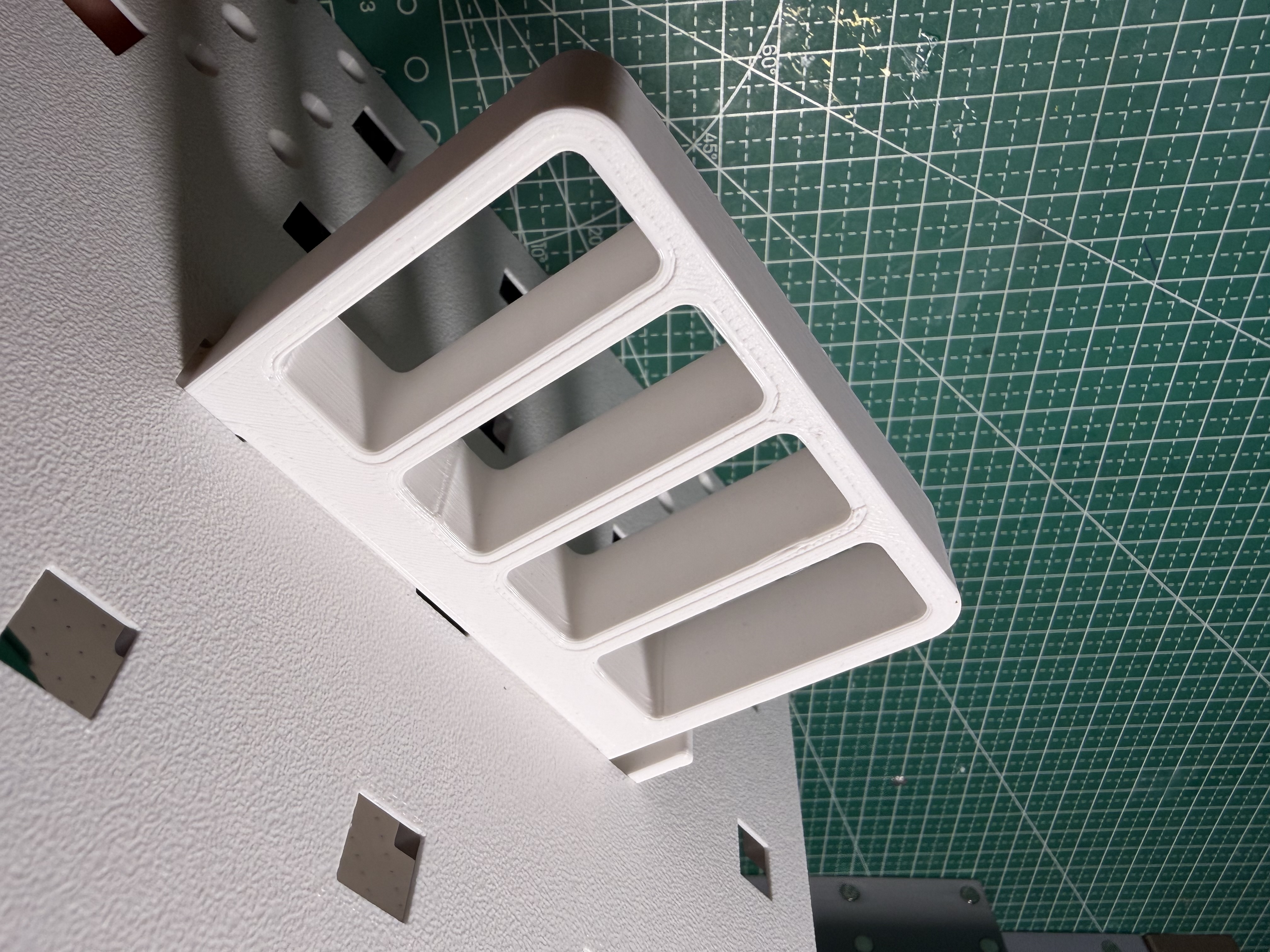 Miniatura 4 do modelo 3D 方孔洞洞板可调钳子架