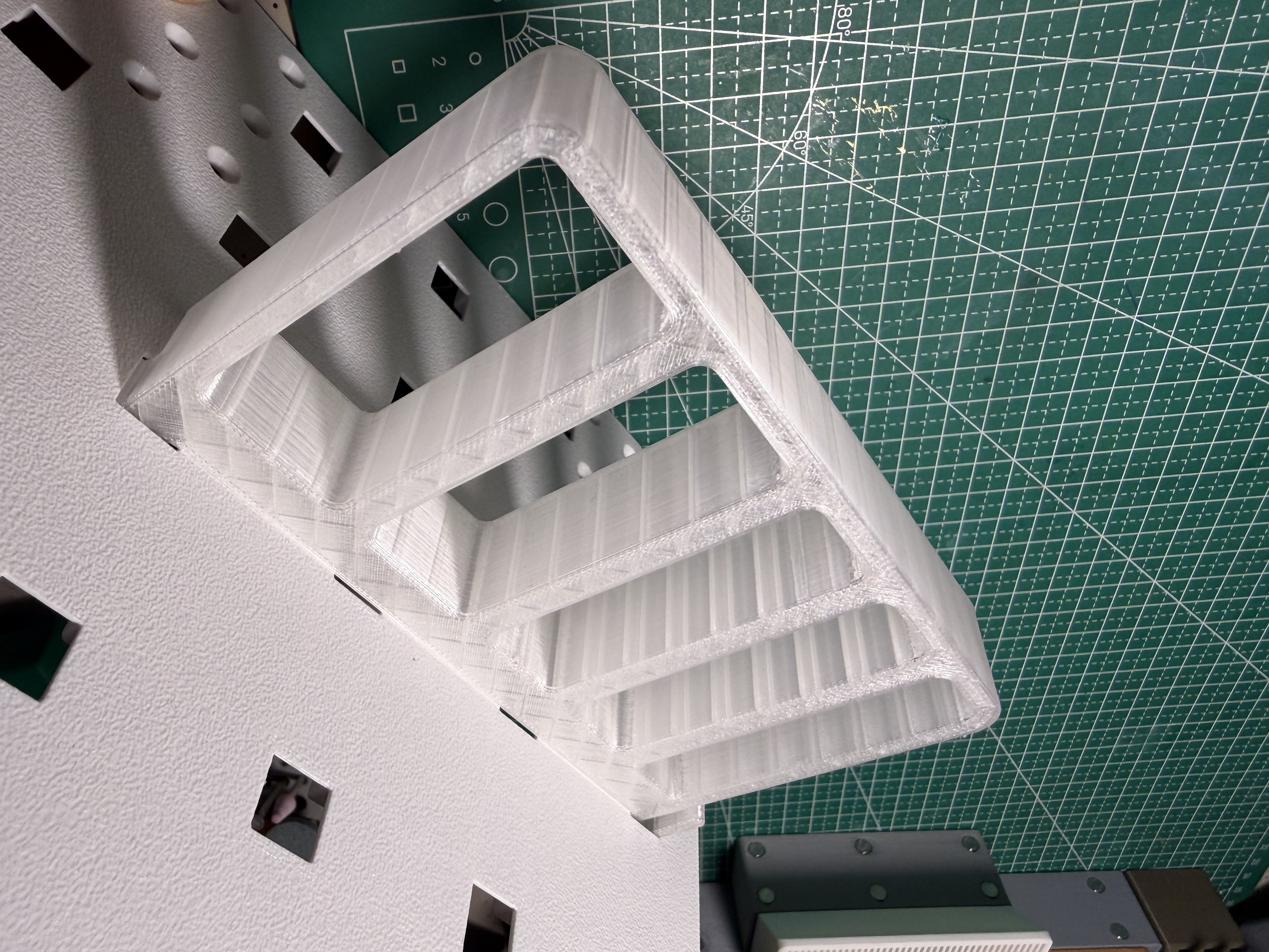 Miniatura 5 do modelo 3D 方孔洞洞板可调钳子架
