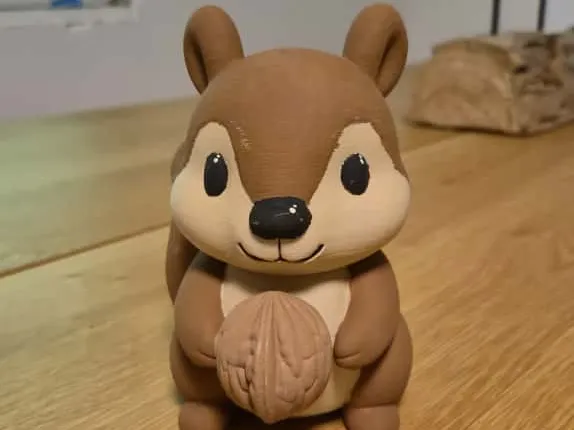 Eichhörnchen mit Walnuss