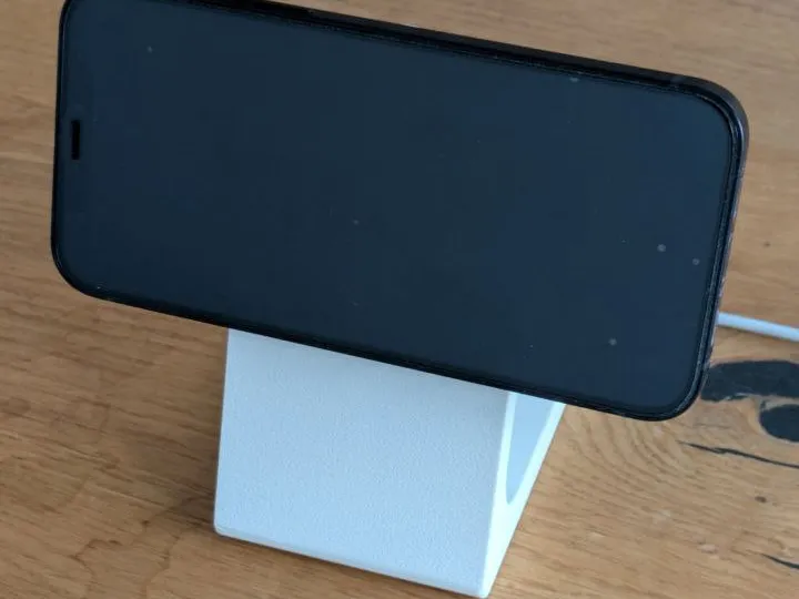 Magsafe Stand for iPhone - Anker PowerWave Mag Pad