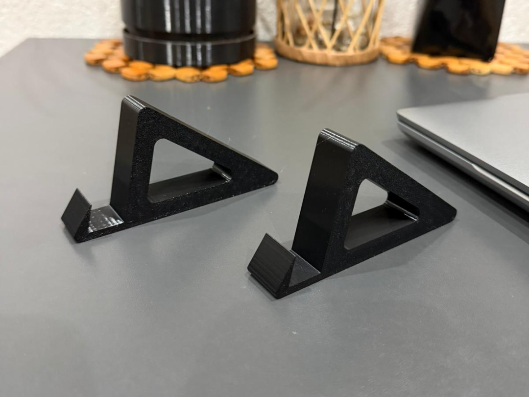 Minimalistic Vertical Laptop Stand