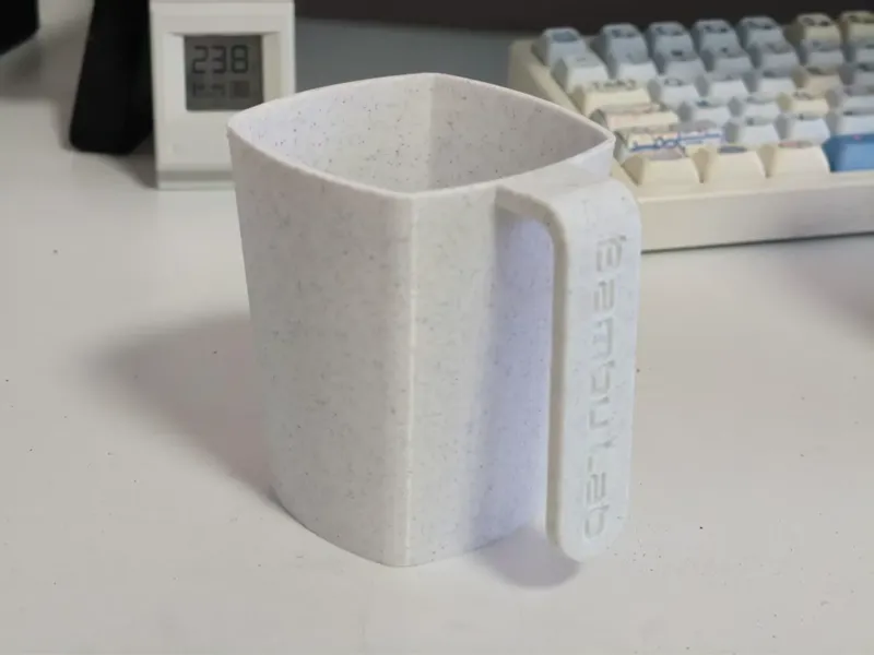 一个带拓竹logo的杯子