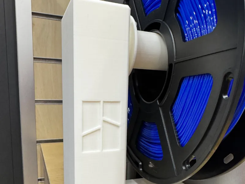 Supporto per bobina con cassetto e porta penne