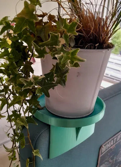 Flowerpot stand to put on top of room divider