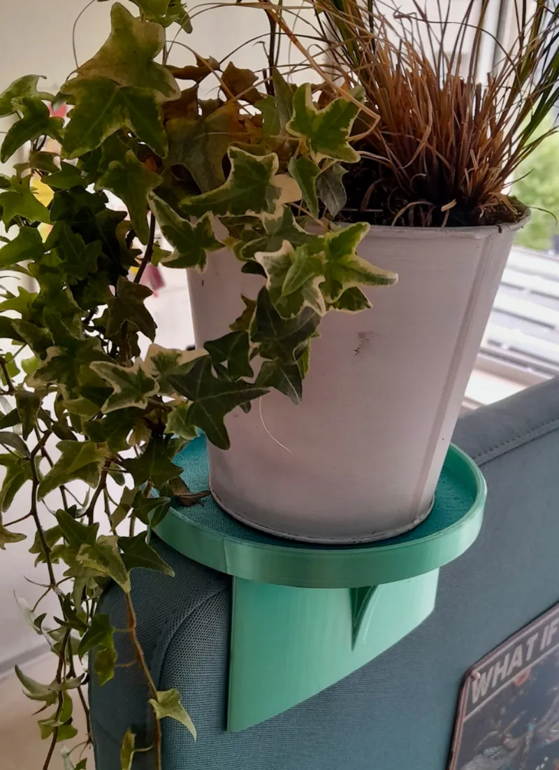 Flowerpot stand to put on top of room divider