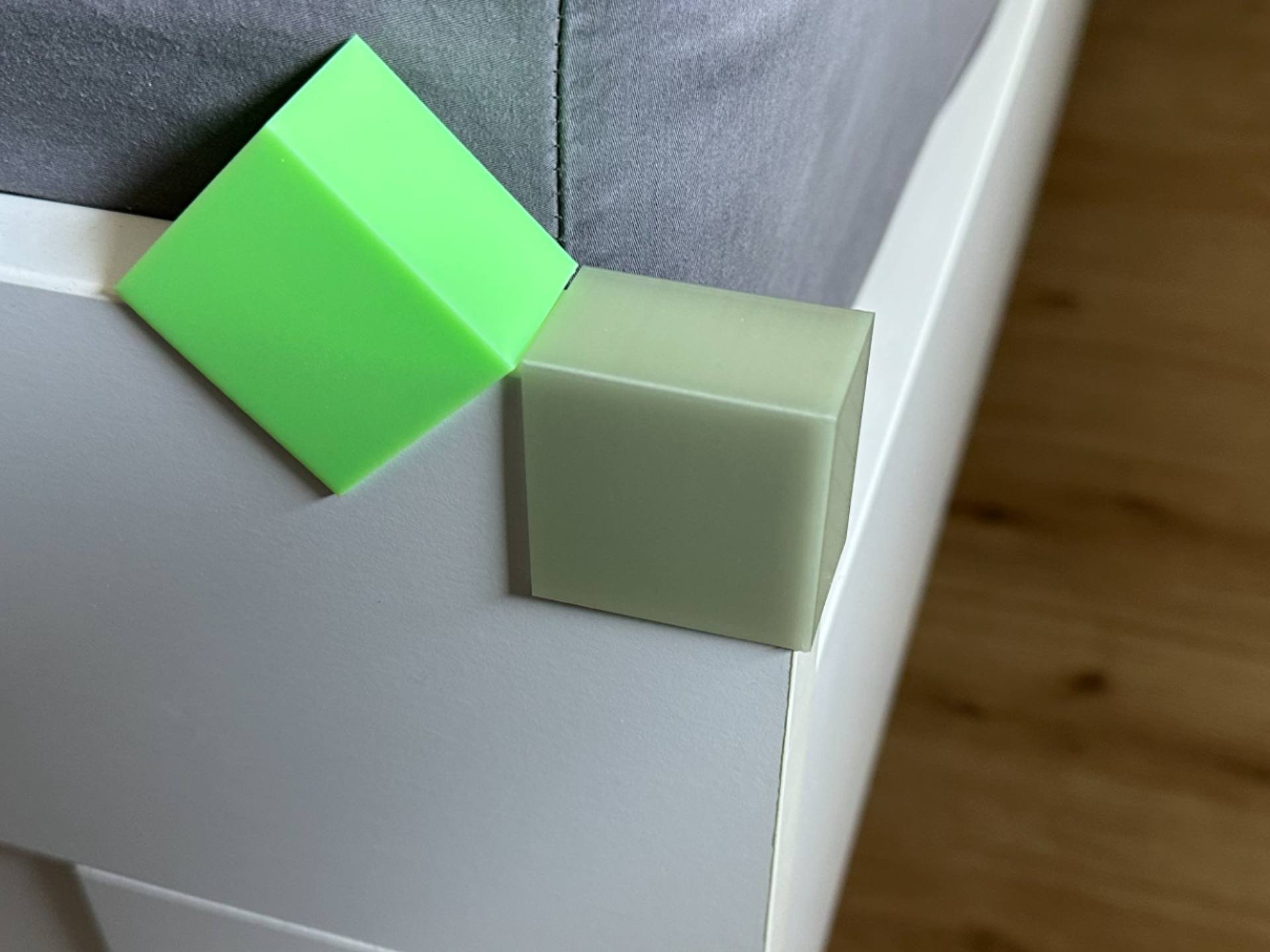Leuchtkappen IKEA Brimnes Bett