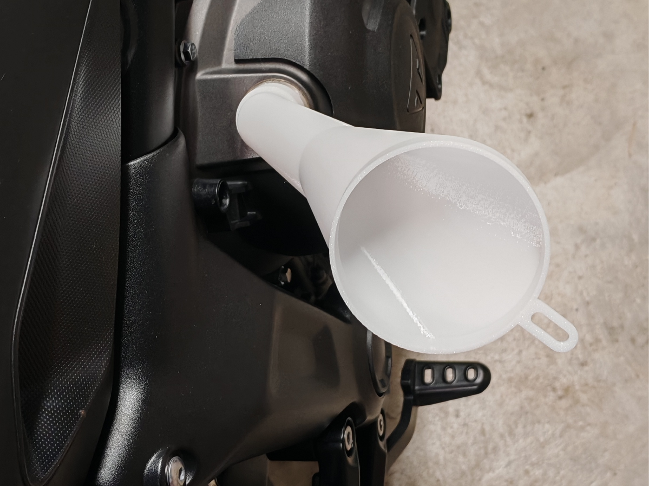Entonnoir déporté pour moto Triumph trident 660