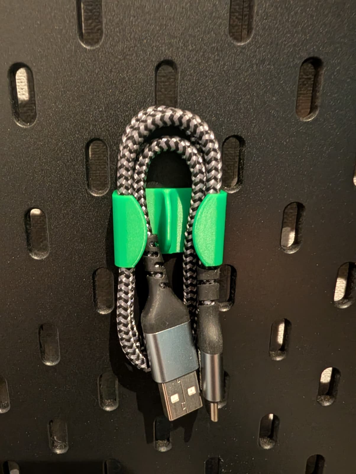 Miniatura 2 do modelo 3D Pegboard cable organizer