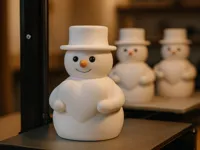 Mignon bonhomme de neige blanc au cœur — photo 1