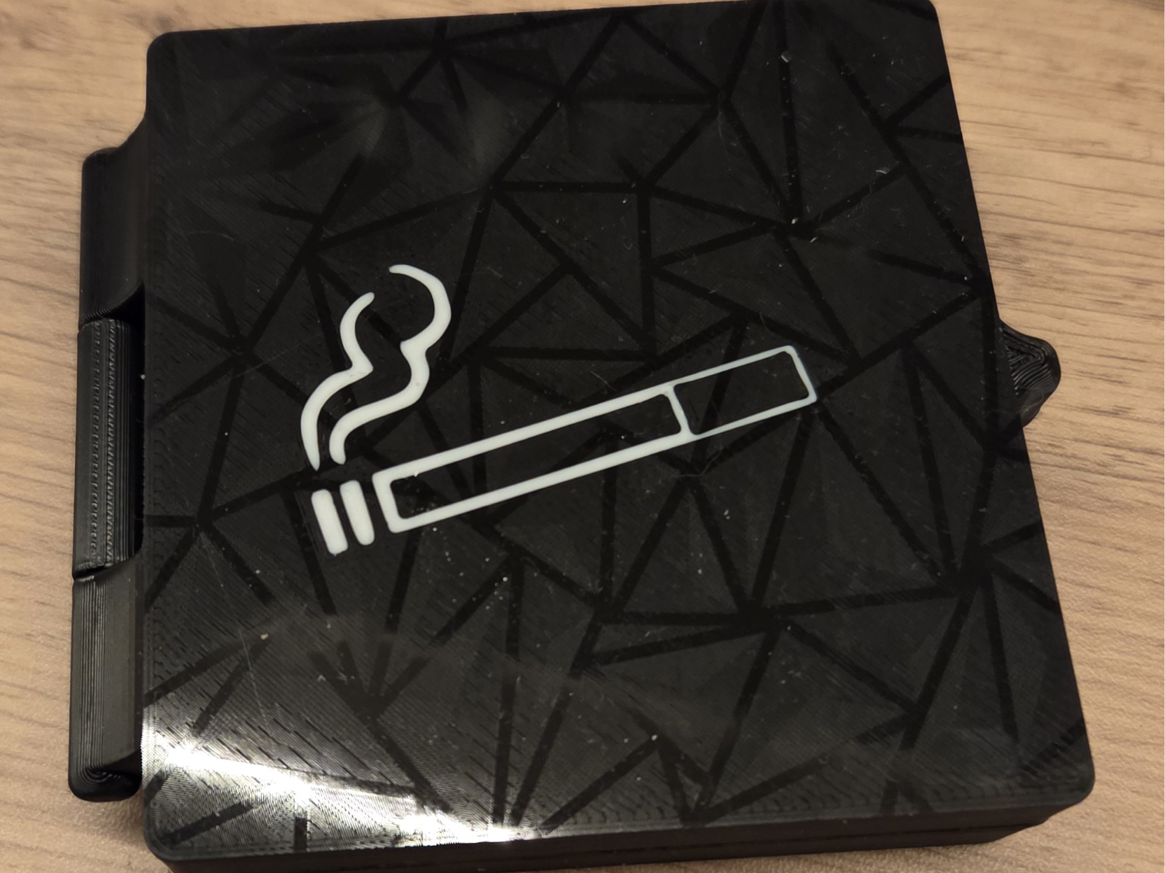 Cigarette case with Magnet lock