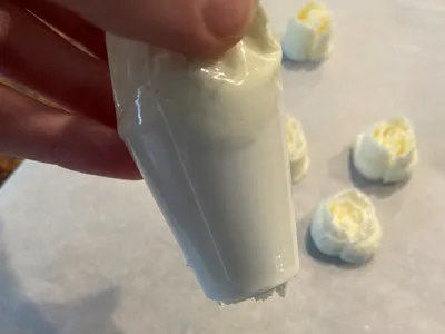 Russian tip (frosting tip)