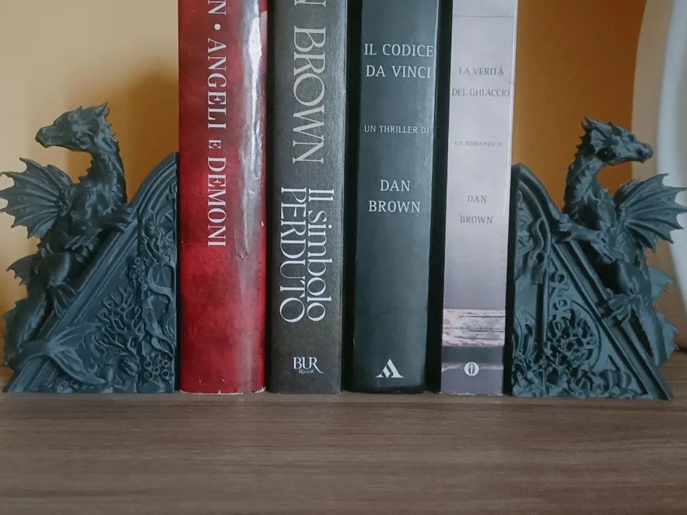 Adorno temático: Sea Dragon Bookends : Guardian of the Abyss. Referencia del modelo original.