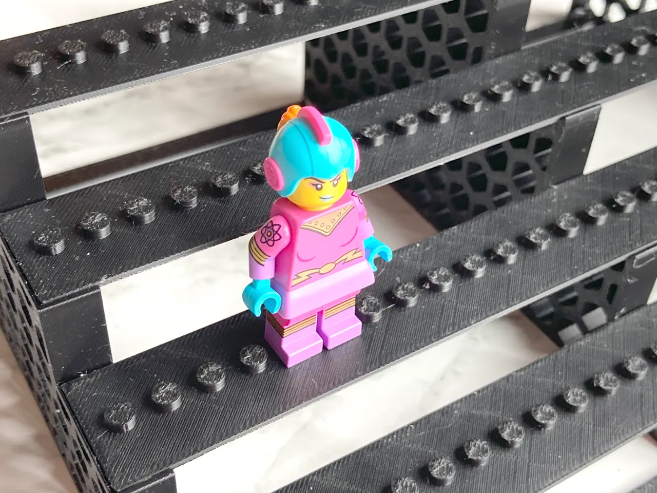 Brick MiniFig / Minifigure Stand / Display view 4