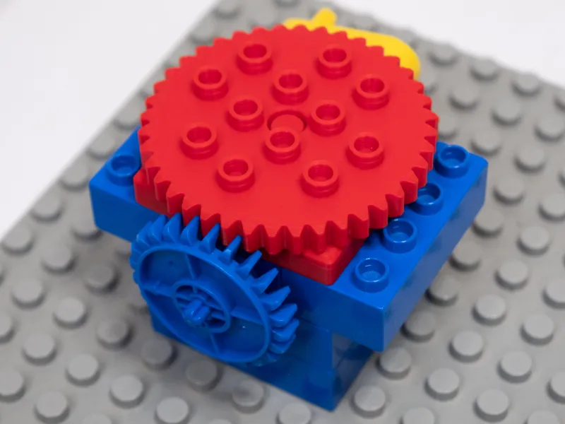 DUPLO turntable with gear tooths
