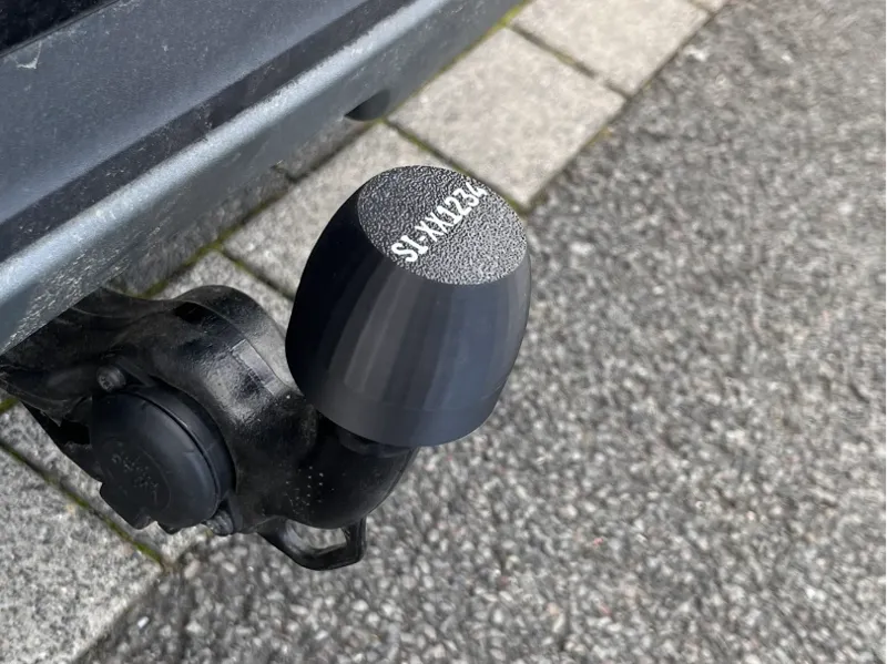 Anhängerkupplungsabdeckung mit eigenem Kennzeichen