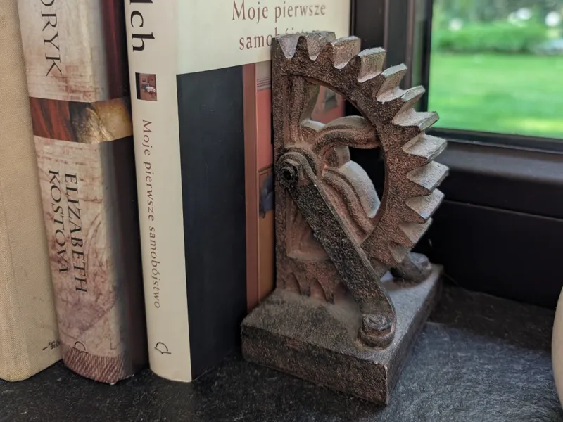 Oldschool gear style book end 