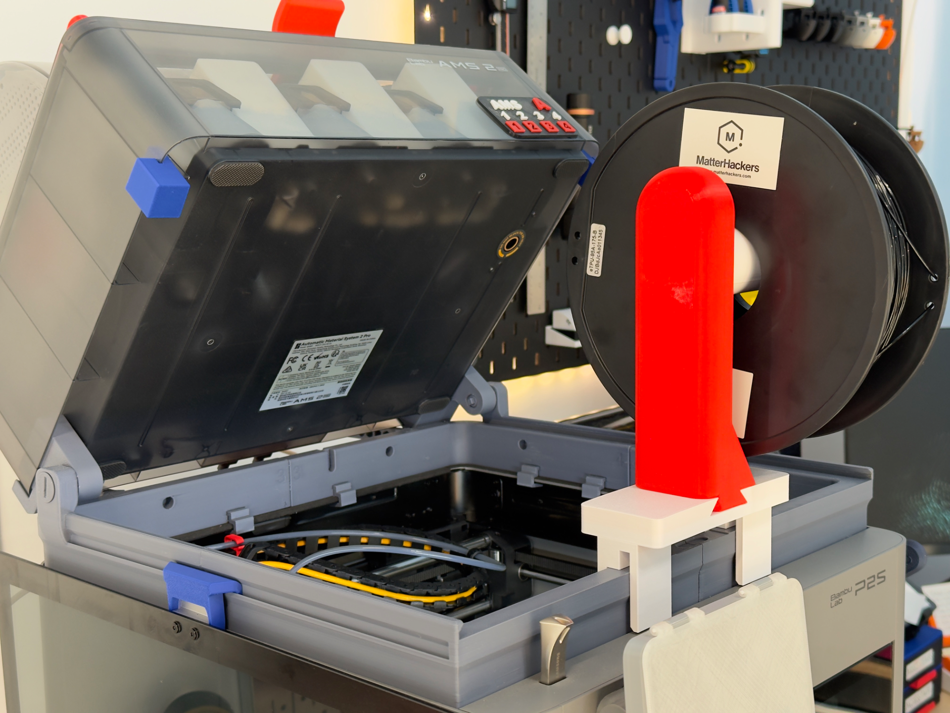 Spool holder for AMS riser