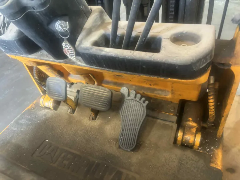 Caterpillar gc15 fork lift - foot shaped gas pedal