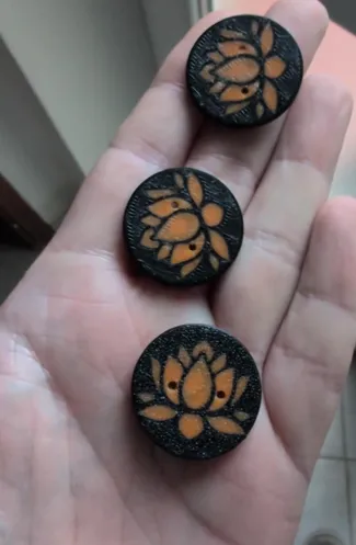 Bottone con 2 fori e disegno Fiore di loto (V2)