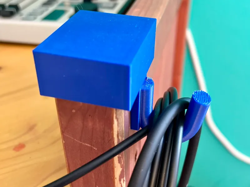 Cablehook for pole