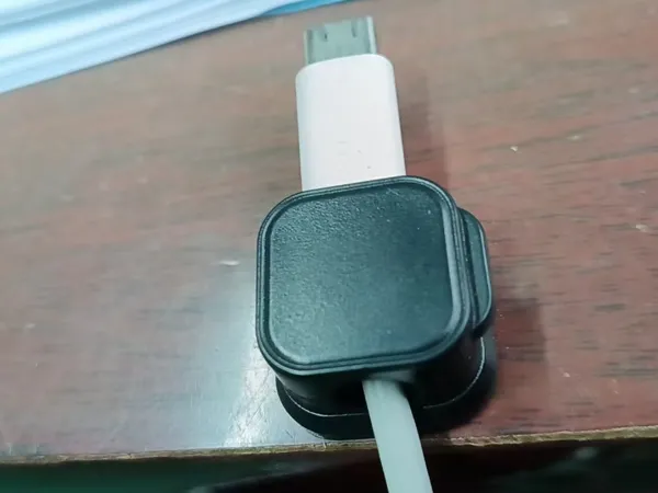 Clip fixe-câble pour bord de bureau