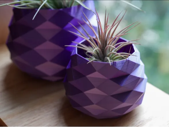 Vase géométrique torsadé low poly