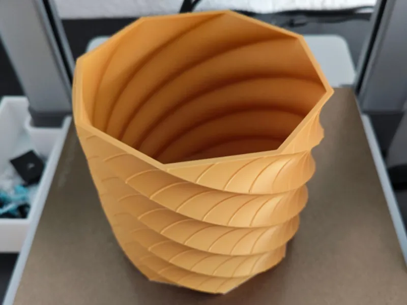 Stylischer Übertopf