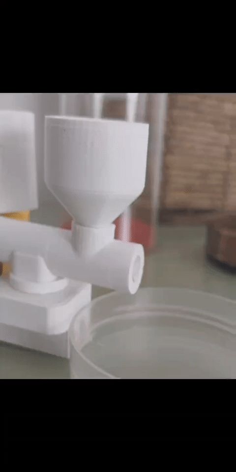 小型鱼缸自动喂食器（远程定时秒动控制），搭配分粮盒可以实现一条鱼也能自动控制喂食量