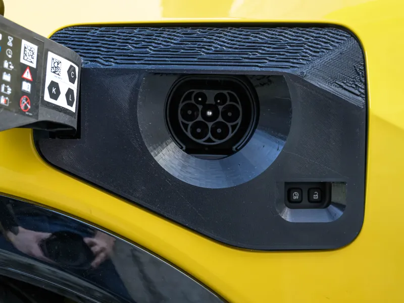 Charging port cover for the Renault 5 e-tech
