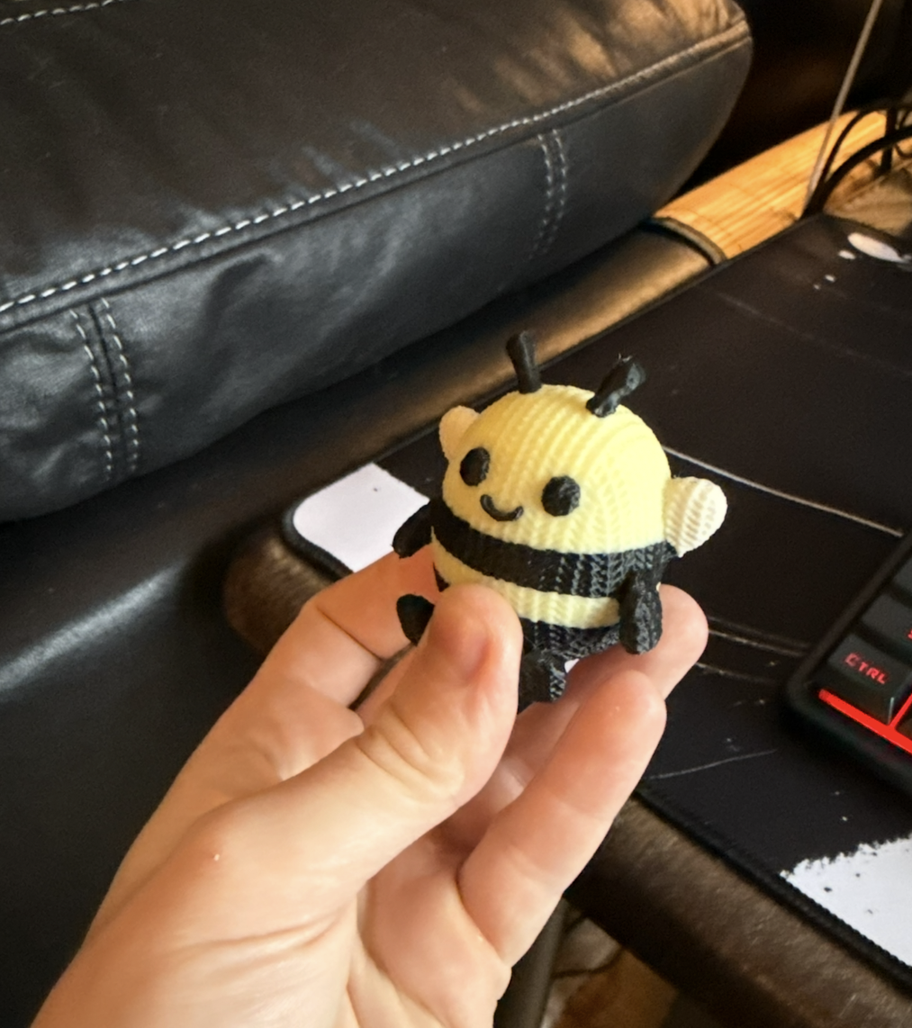Miniatura 3 do modelo 3D Knitted Bee