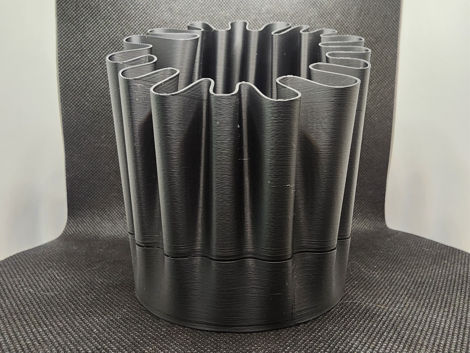 Wavy Lightweight Planter with Tray