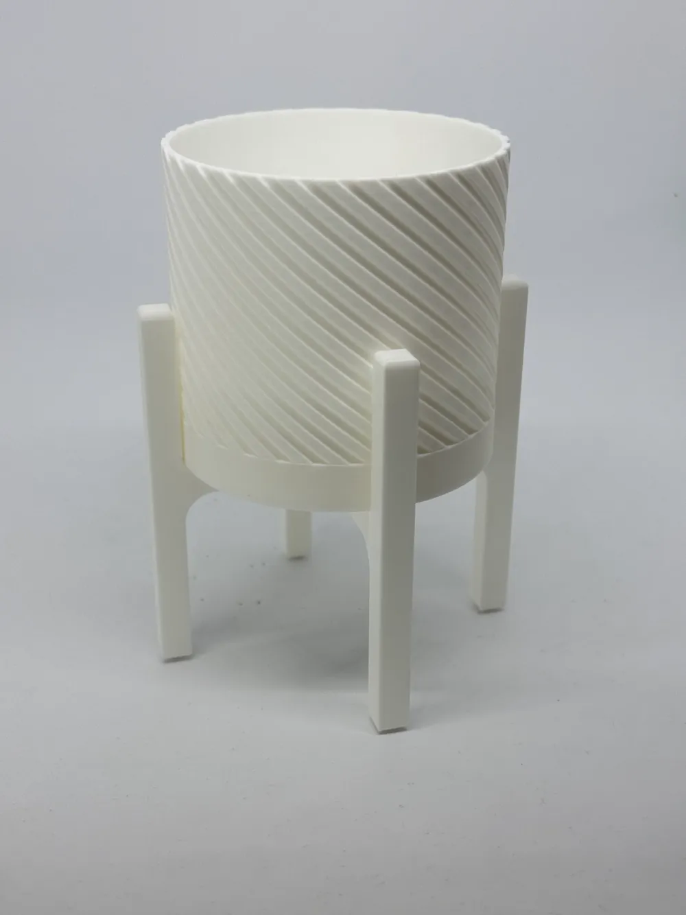 Spiral Ribbed Planter with Stand and Drip Tray by Layer Works - MakerWorld