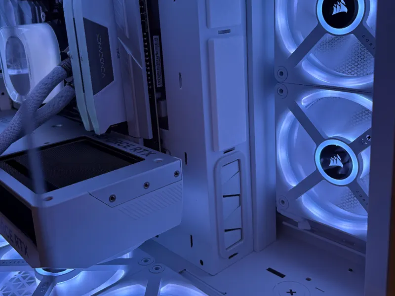 Corsair 2500x Cover Kabeldurchführung