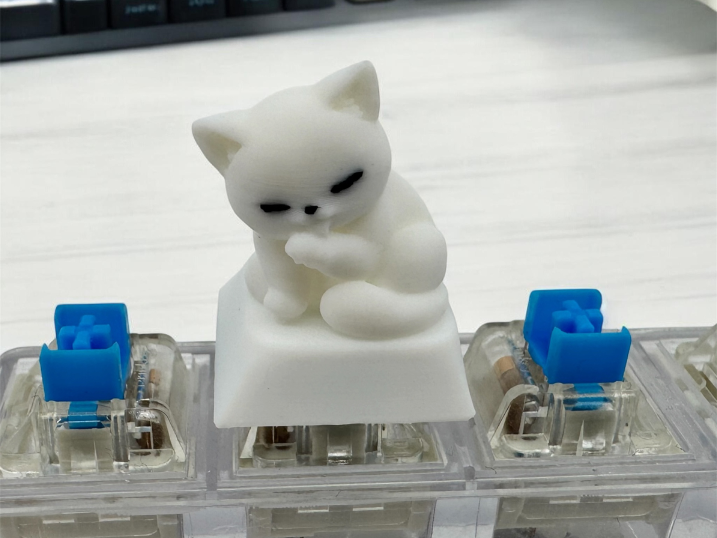 毛繕いする猫のキーキャップ
